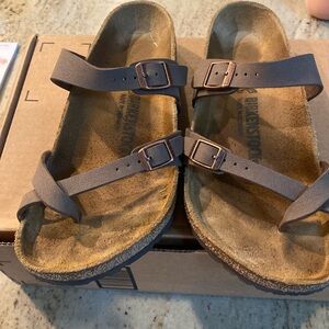 Birkenstock’s size 39 only worn about 10 times. Pet Free